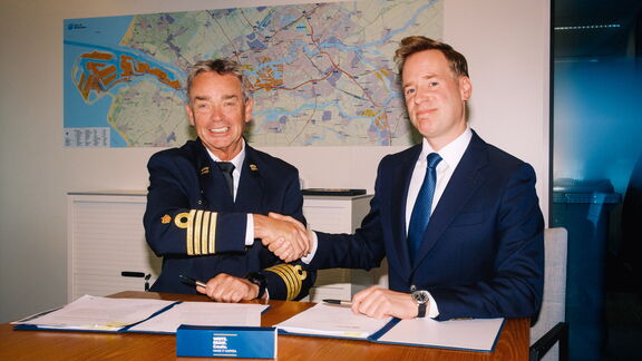 Hafenmeister René de Vries und Wietse van der Werf (Gründer und CEO der Sea Ranger Service) bei der Unterzeichnung der Vereinbarung. Foto: Port of Rotterdam Authority
