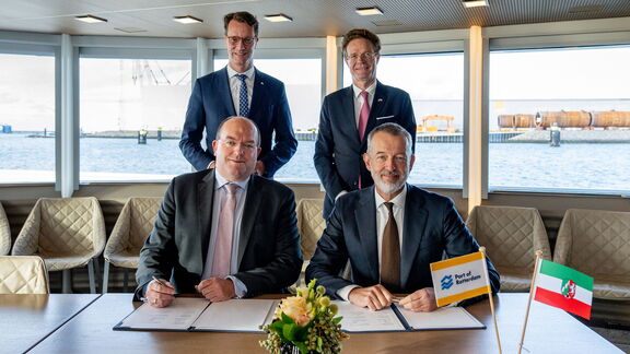 Sitting: Markus Bangen - CEO duisport, Boudewijn Siemons - CEO Port of Rotterdam. Standing: Hendrik Wüst - minister president NRW, dr. Nikolaus Meyer-Landrut - German Ambassador to the Netherlands