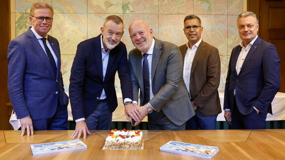 <meta charset="utf-8">From left to right: Arne Weverling (Province of Zuid-Holland), Boudewijn Siemons (Port of Rotterdam Authority), Robert Simons (Municipality of Rotterdam), Bas Jansen (Deltalinqs) en Wim Kulik (Ministry of Economic Affairs).