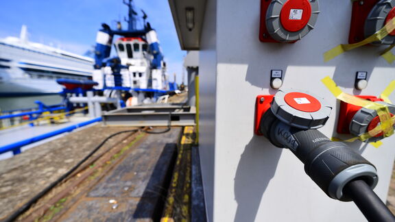 <meta charset="utf-8">A ship on shore power. Photo: Danny Cornelissen