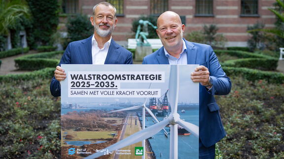 Boudewijn Siemons (CEO Port of Rotterdam Authority) and Robert Simons (Port Alderman, Municipality of Rotterdam) present the new shore power strategy. Photo: Municipality of Rotterdam