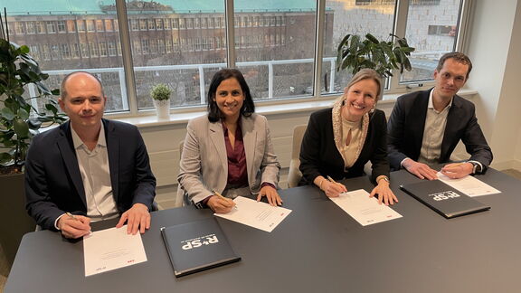 Ondertekening van documenten in een vergaderruimte met uitzicht op de stad