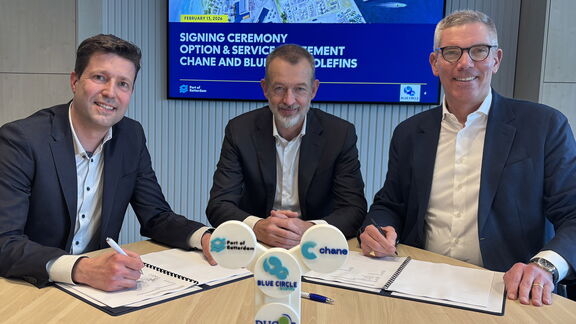 Unterzeichnungszeremonie Chane und Blue Circle Olefins. Von links nach rechts: Ralph Koekkoek (CEO Blue Circle Olefins), Boudewijn Siemons (CEO Port of Rotterdam Authority) und Fabian Ziegler (CEO Chane).