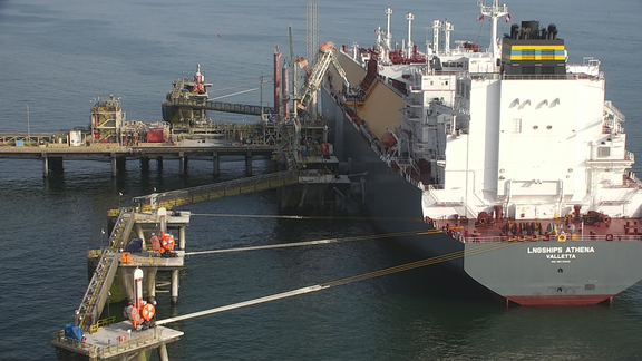 Schip aangemeerd met trossen aan steiger
