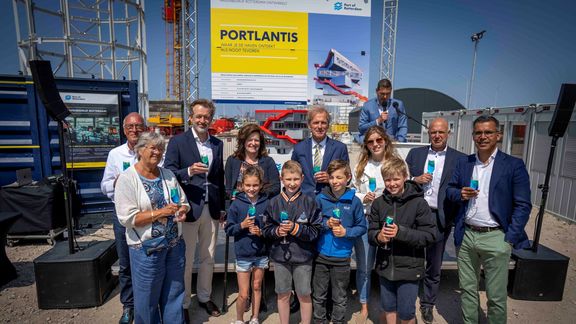 Pictured are pupils from St Leonardus School in Brielle, married couple Jo and Pien Verburg, Marco Tak (Shipagents) and Bas Janssen (Deltalinqs) together with the general management of the Port of Rotterdam Authority (Allard Castelein, Vivienne de Leeuw and Boudewijn Siemons). Together, they unveiled the name of the new port experience centre.