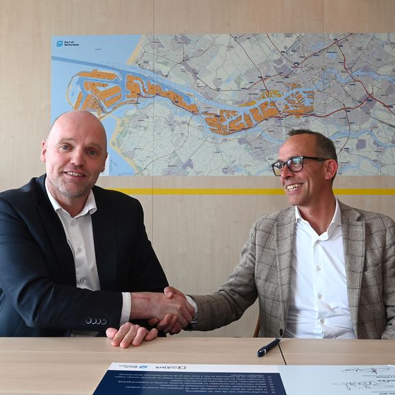 Egbert van der Wal (Havenbedrijf Rotterdam, links) en Henry Schaap (de Klerk Werkendam) Foto: Ries van Wendel de Joode
