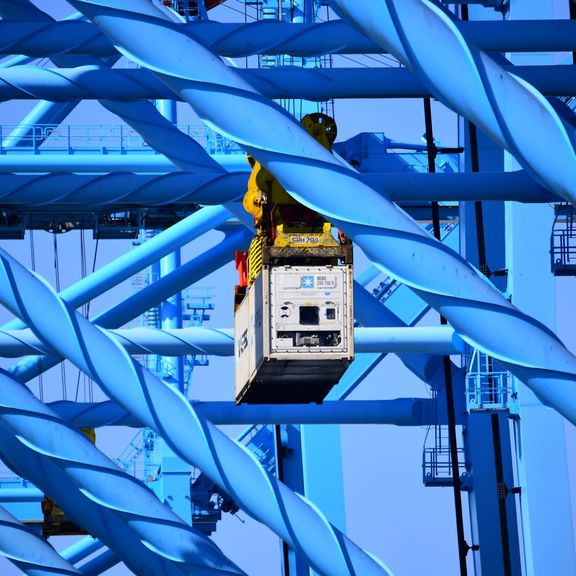 Container aan kraan bij de APM Terminal