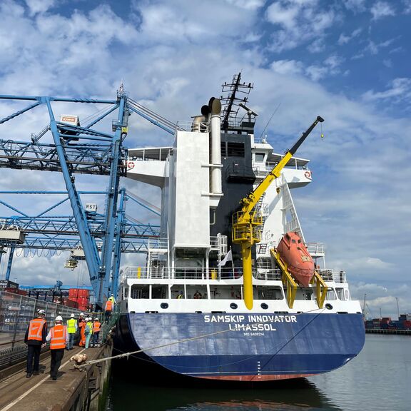 Erste Landstromanlage für Containerschiff bei RST