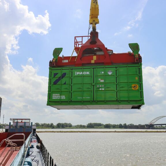 ZESpack wordt geladen op binnenvaartschip