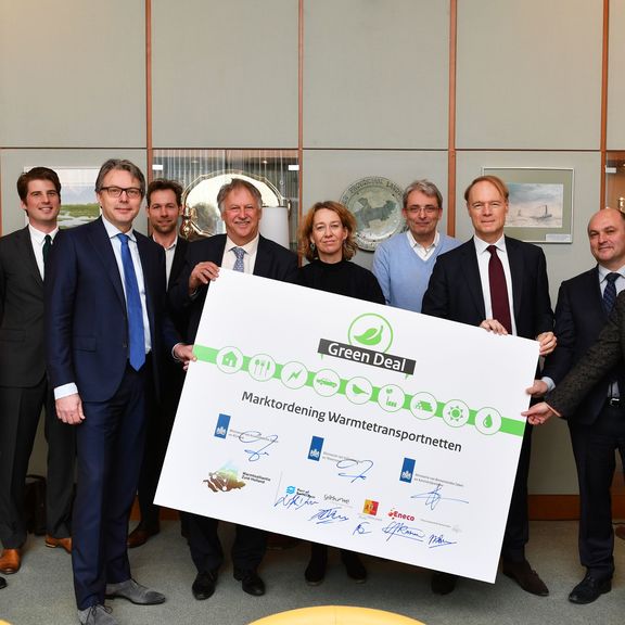 Deelnemers warmtealliantie als onderdeel van de Green Deal naast elkaar op de foto