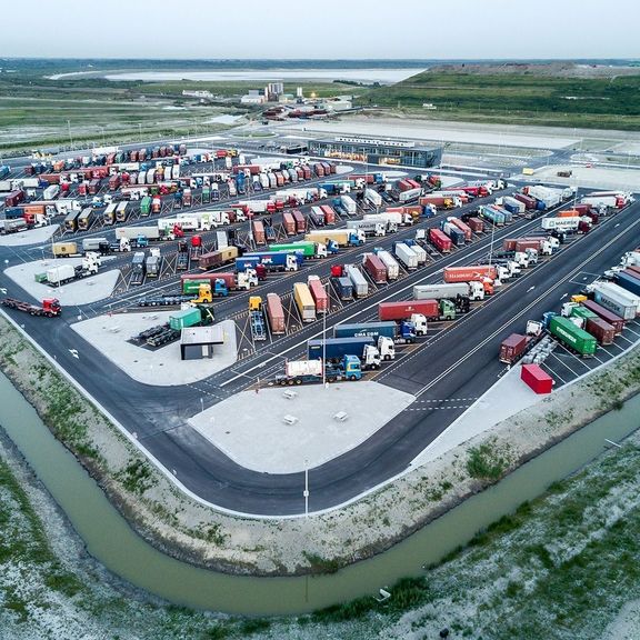 Luftaufnahme Maasvlakte Plaza. Lkw-Parkplatz mit allen Einrichtungen für Fahrer und Lkw