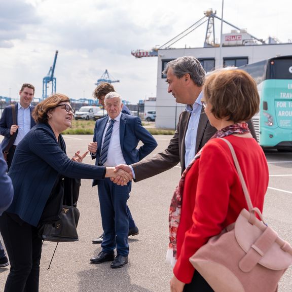 Mark Dijk of the Port Authority shakes hands with the European Commissioner for Transport