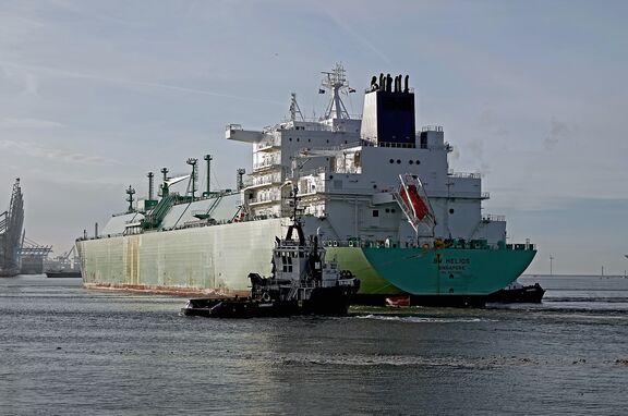 dsc05544-beerkanaal-de-lng-tanker-bw-helios-en-de-en-avand-20-futureland.jpg