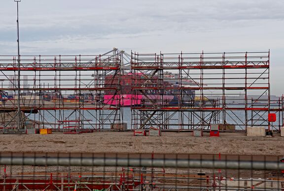 dsc05436-maasvlakte-2-in-de-amaliahaven-wordt-druk-gewerkt-aan-de-nieuwe-kademuren.jpg