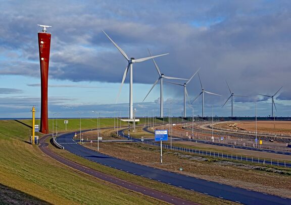 dsc09974-maasvlakte-2-de-vuurtoren-en-windmolens.jpg