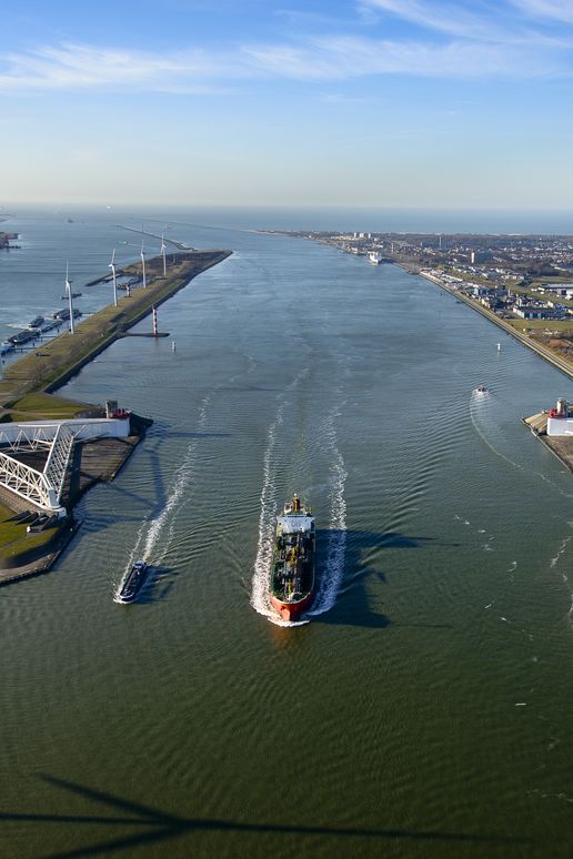 Schip vaart door de Maeslantkering op de Nieuwe Waterweg