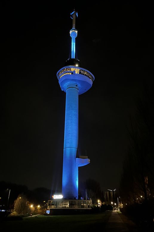 De Euromast blauw uitgelicht voor de 15 miljoenste containers