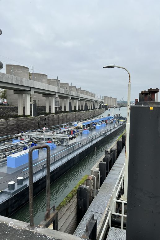 Binnentankschiff fährt durch die Schleuse Rozenburg