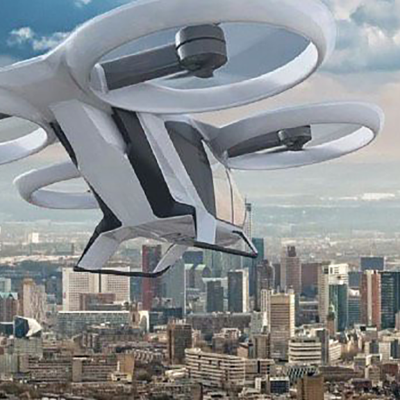 Drohne fliegt über die Stadt