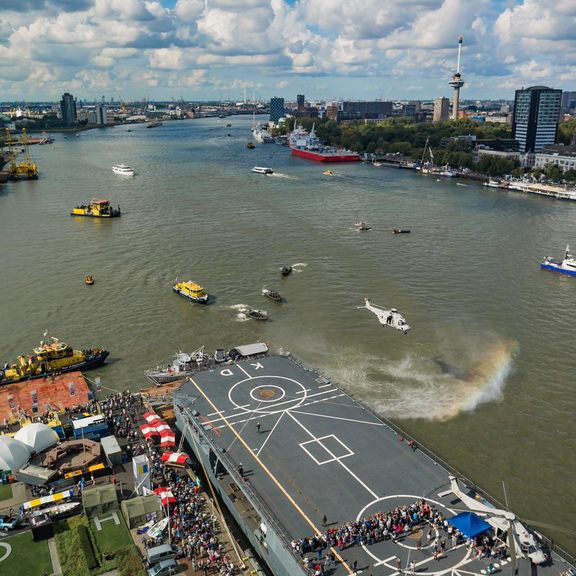 Wereldhavendagen met zicht op Wilhelminapier demonstratieterrein helicopter patrouillevaartuigen Euromast