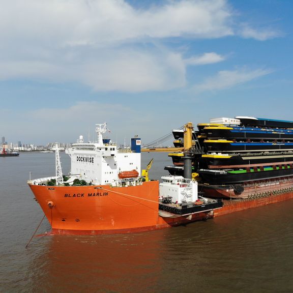 Ankunft Black Marlin mit 18 Schiffsrümpfen für Concordia Damen Werkendam