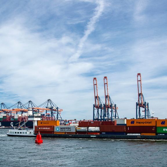 binnenvaart en containerkranen Euromax in Yangtze-kanaal