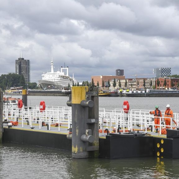 Binnenvaart pontons in de Maashaven Rotterdam