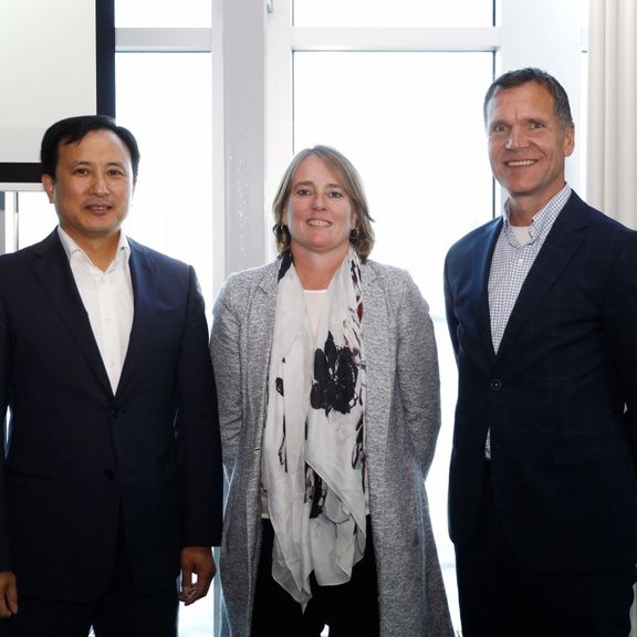 Sanghun Lee (Samsung SDS), Daphne de Kluis (ABN AMRO) en Paul Smits (Havenbedrijf Rotterdam)