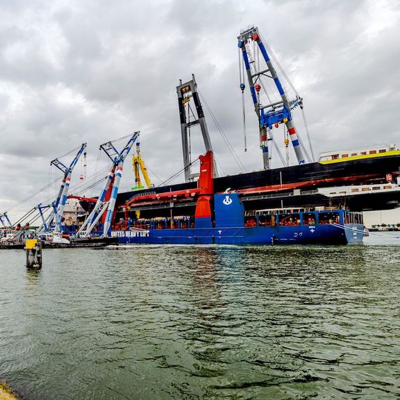 Bonn & Mees unloads inland vessel hulls at Waalhaven