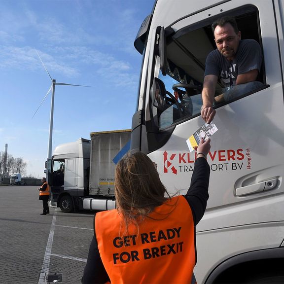 Een vrachtwagenchauffeur ontvangt de Brexit flyer
