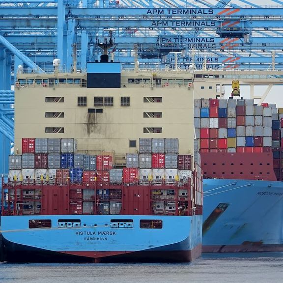 Containerschip is aan het bunkeren in Rotterdam