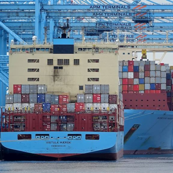 Containerschip is aan het bunkeren in Rotterdam