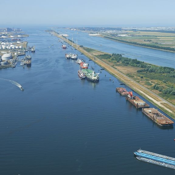 Caland-Kanal im Hafen von Rotterdam