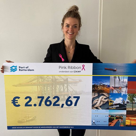Cheque voor Pink Ribbon van Port of Rotterdam