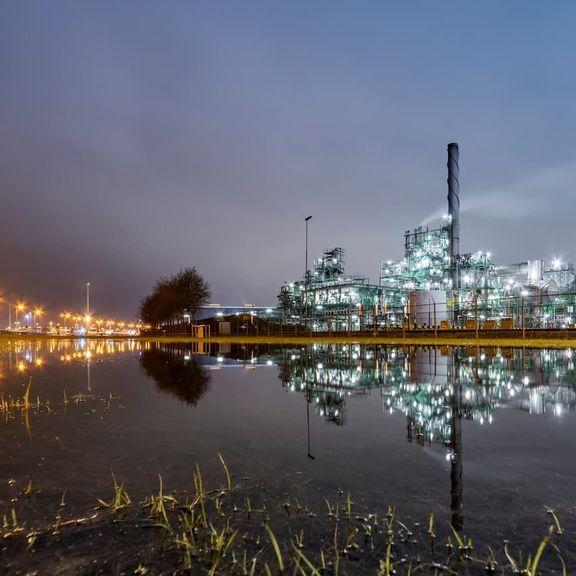 Beleuchteter Hafen mit Industrie