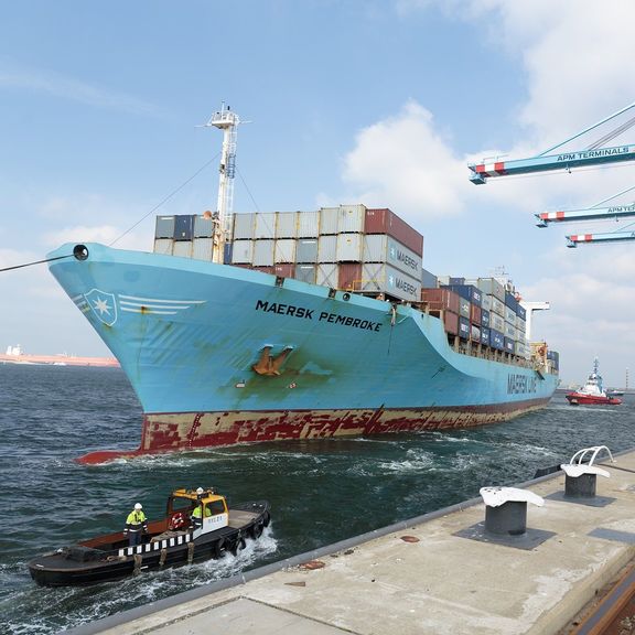 Schip bij containerterminal APM