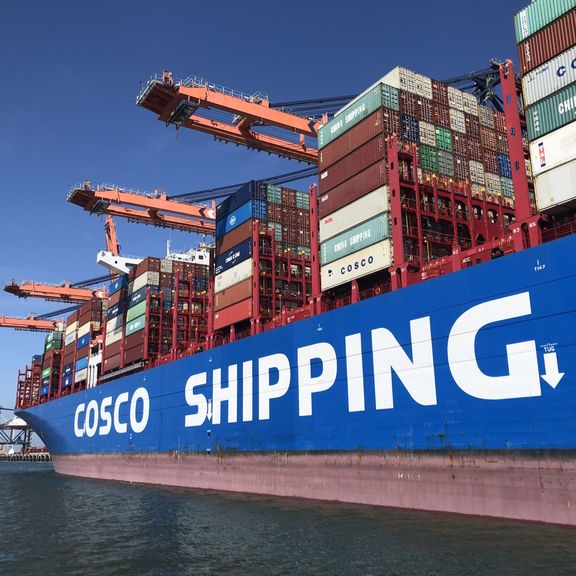 Cosco Shipping in de haven van Rotterdam