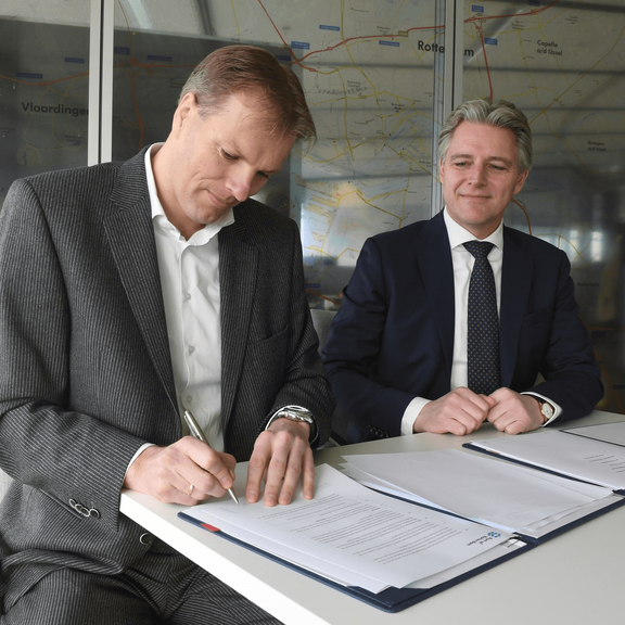 Contract signature for Neele-Vat and Port of Rotterdam distribution centre