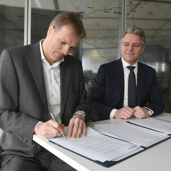 Contractondertekening Neele-Vat en Havenbedrijf Rotterdam distributiecentrum