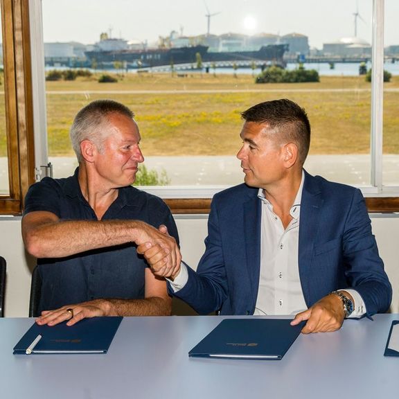 Ondertekening van het sponsorcontract voor het maken van de film De Nieuwe Wildernis