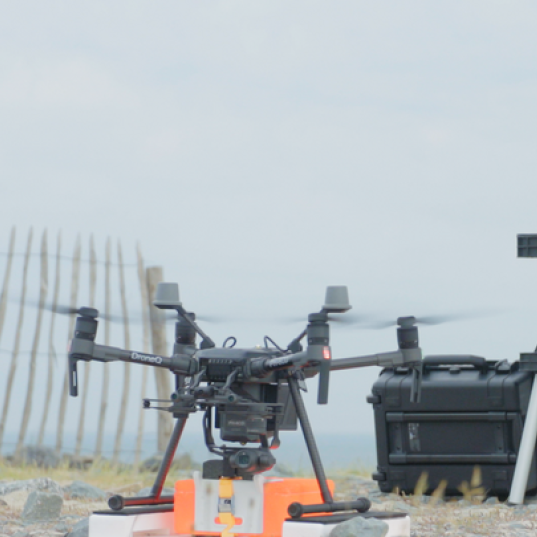 Man vliegt met drone om pakket af te leveren