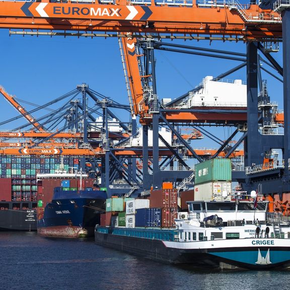 Binnenvaartschip aan kade Euromax Terminal