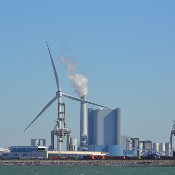 EVG-Rohr mit Rauchkraftwerk Uniper Haliade Windturbine