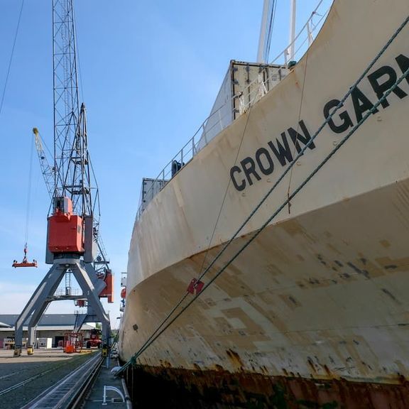 Koelschip bij Rotterdam Fruit Wharf in de Merwehaven