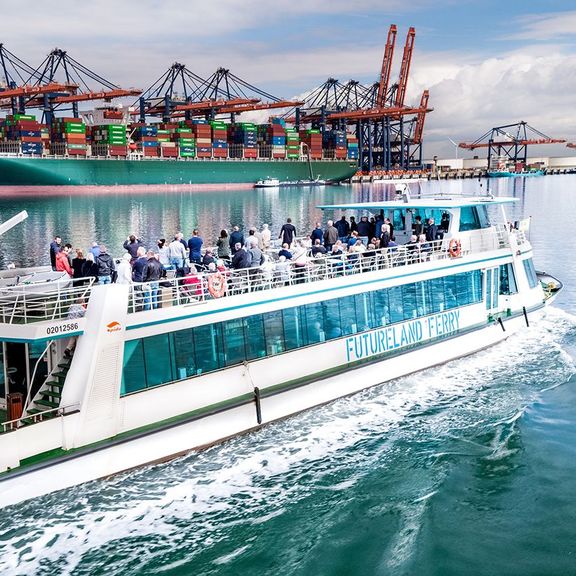 FutureLand Ferry vaart door de haven bij de Euromax terminal
