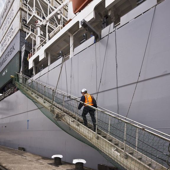 De inspecteur gaat aan boord van het schip