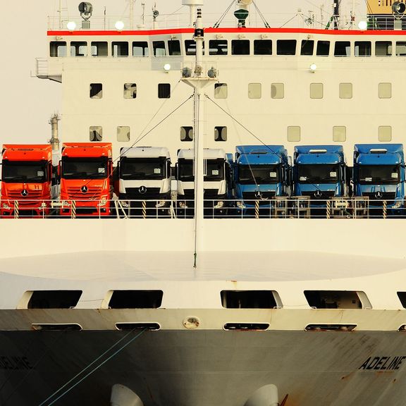 Vrachtwagens op ferry bij ferry terminal