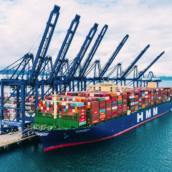 HMM Algeciras auf seiner Jungfernfahrt im Amalia-Hafen in Rotterdam zum Umschlag von Containern am RWG (Rotterdam World Gateway)