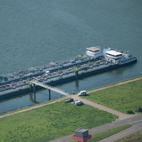 Fotobijschrift: ligplaatsen kegelschepen in Calandkanaal (Dick Sellenraad)