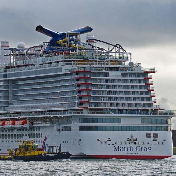 Cruiseschip Mardi Gras in haven Rotterdam